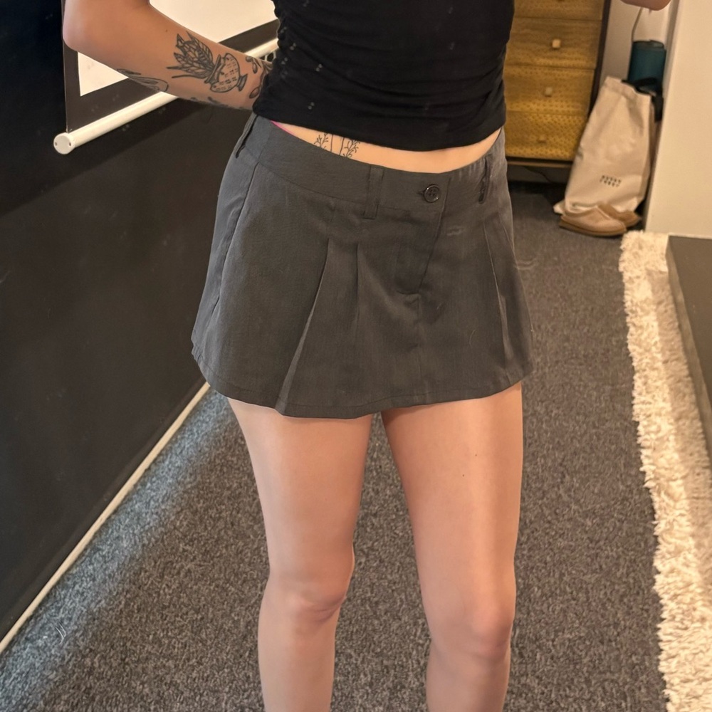 Chic Gray Mini Skirt with Pleats
